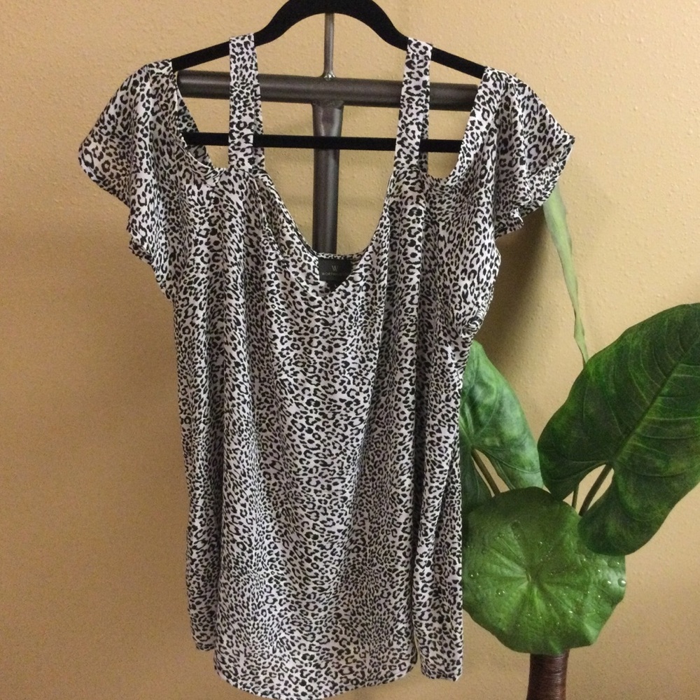NWOT Worthington Cold Shoulder Top